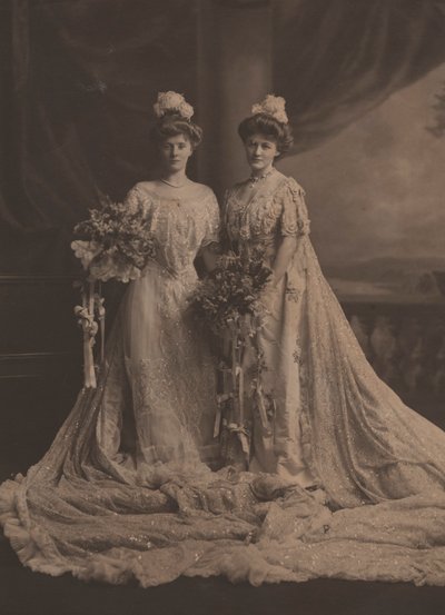 Mevrouw Arthur Lee en Miss Faith Moore, Amerikaanse zussen, gekleed voor presentatie aan het hof van Edward VII, ca. 1905 door English Photographer